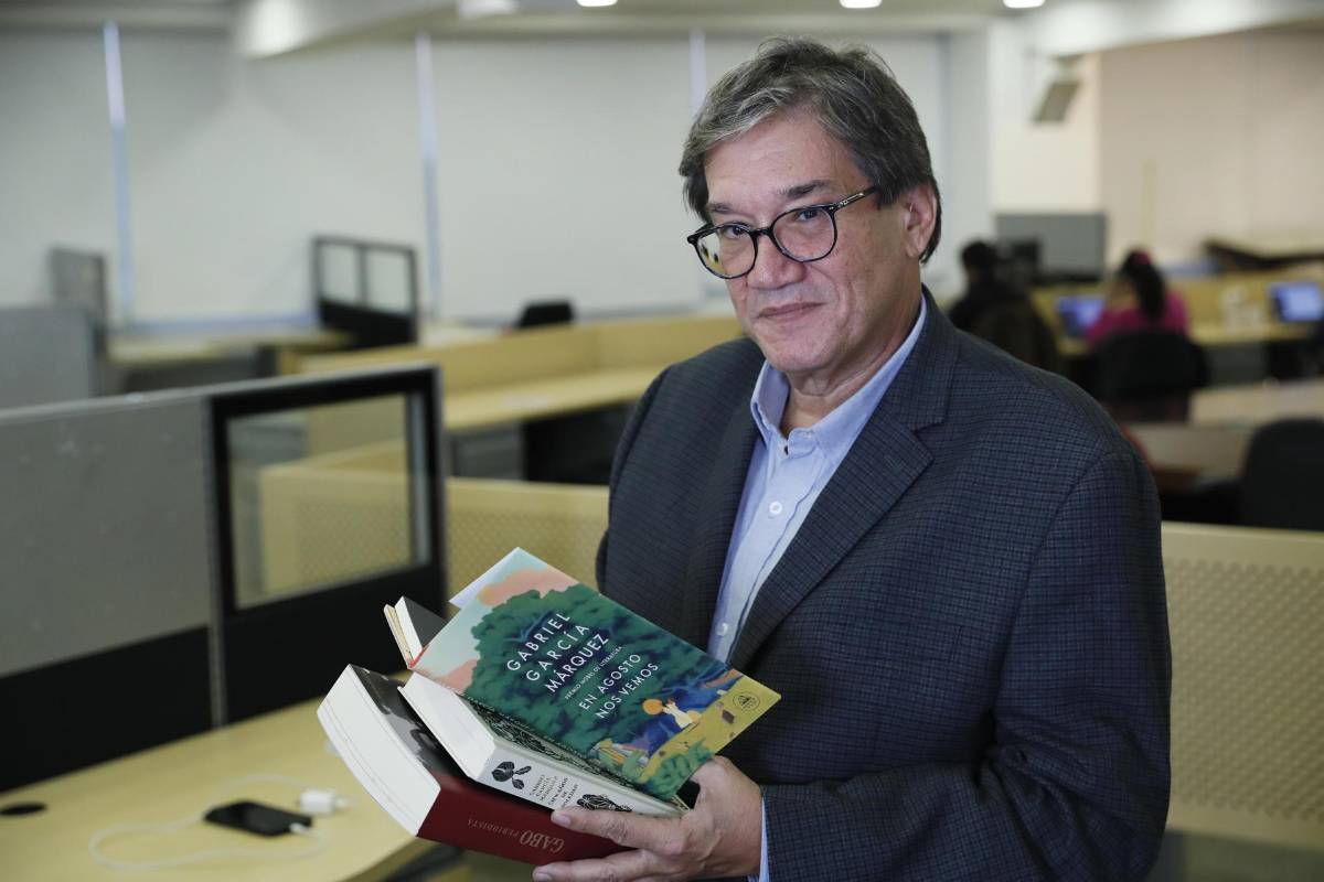 El director general de la Fundación Gabo, Jaime Abello, sostiene varios libros de Gabriel García Márquez, entre ellos la reciente publicación 'En agosto nos vemos'.