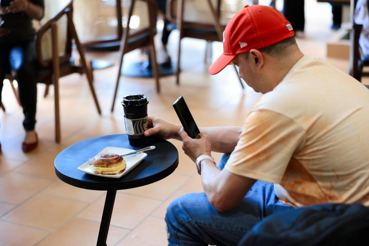 Largas filas por inauguración de Starbucks en Honduras (Fotos)