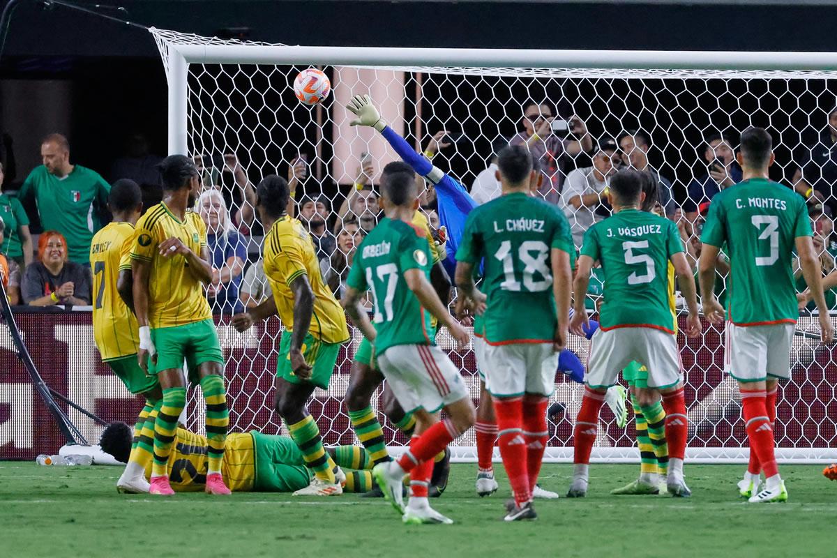El momento del golazo de Luis Chávez para el 2-0 de México.