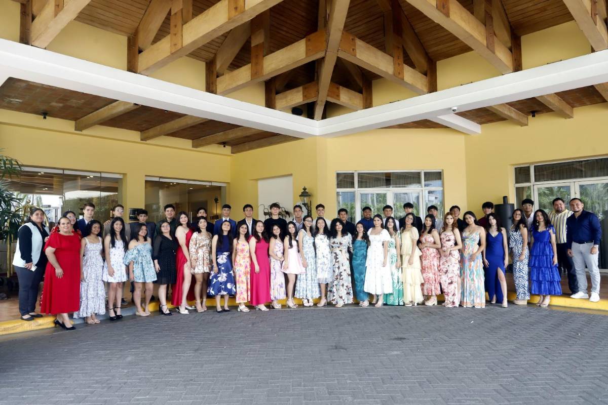 Seniors 2025 de la Happy New Dawn realizan su desayuno