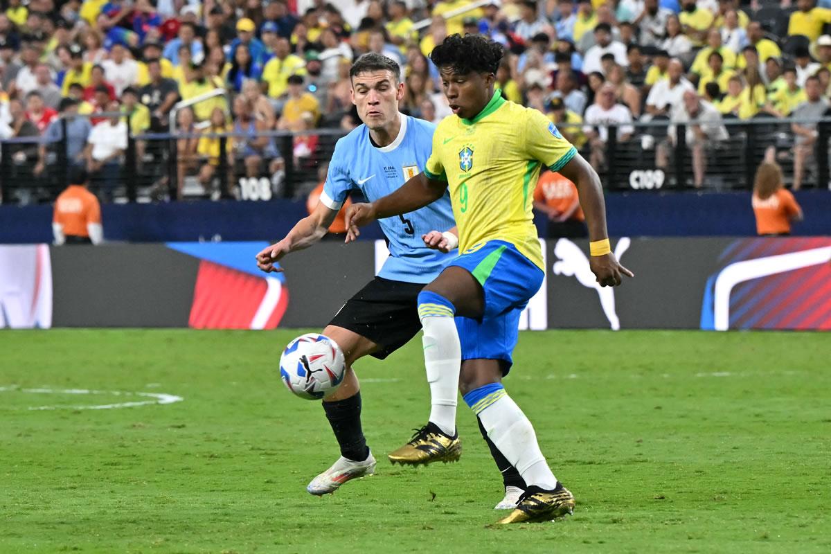 Endrick no la tuvo nada fácil contra la defensa uruguaya.