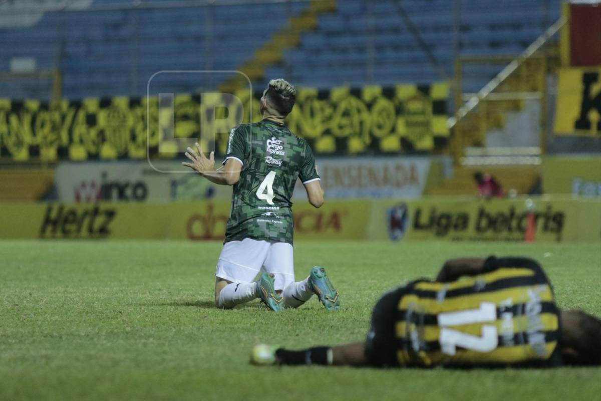 Tras el final del juego, Francisco Martínez hizo una oración en señal de agradecimiento por su debut.