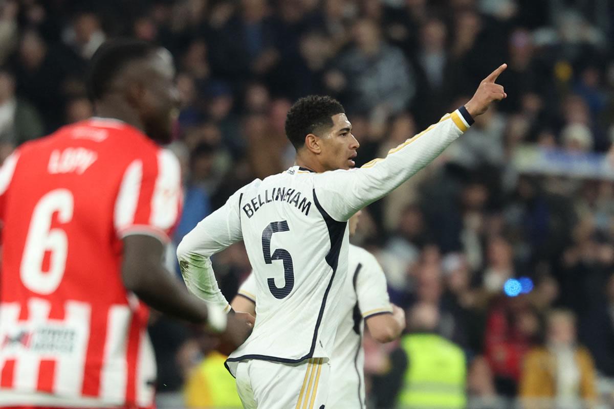 Jude Bellingham celebrando su gol de penal contra el Almería.