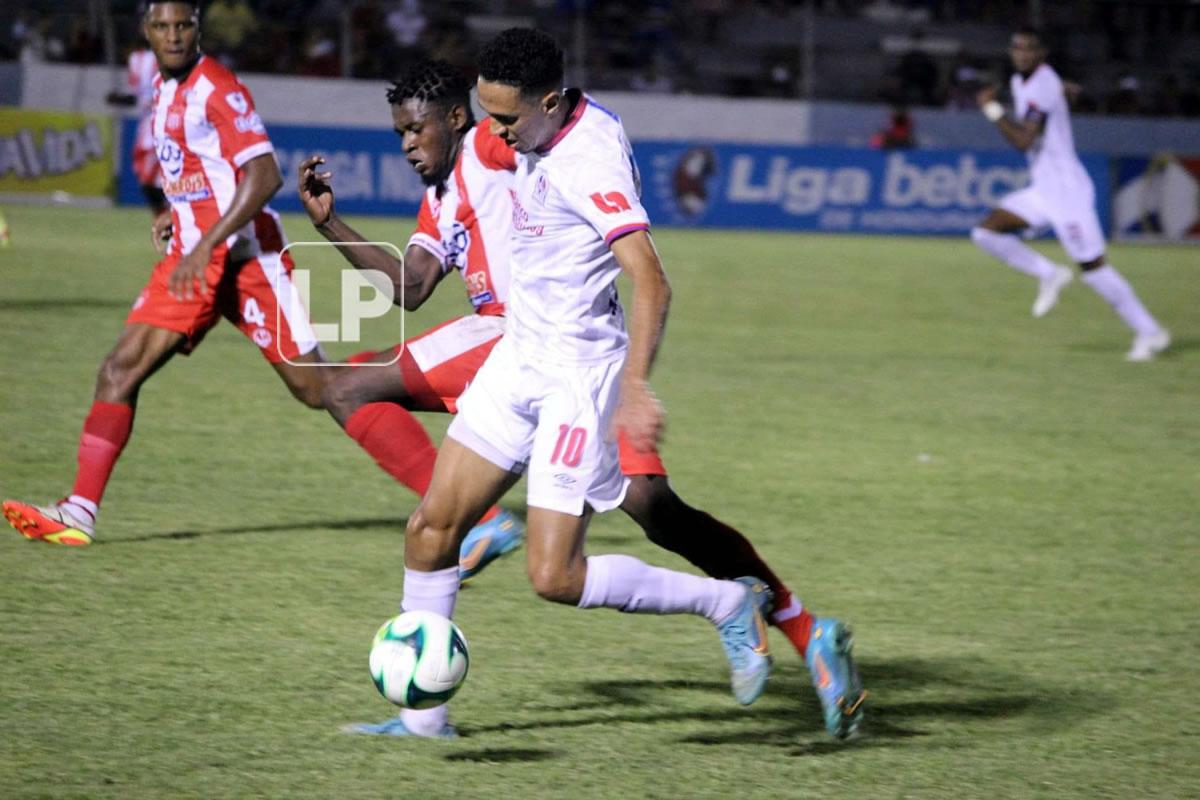 El brasileño Yan Maciel debutó con el Olimpia, pero no la tuvo fácil con la defensa del Vida.