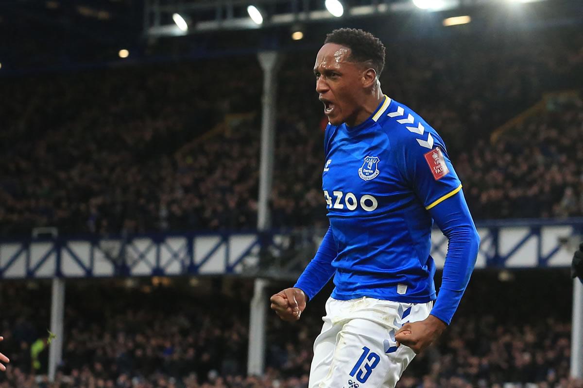 Yerry Mina abrió el marcador para el Everton.