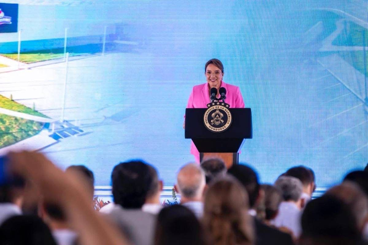 Xiomara Castro supervisa obras acompañada de Mel Zelaya en Olancho en plena Semana Santa