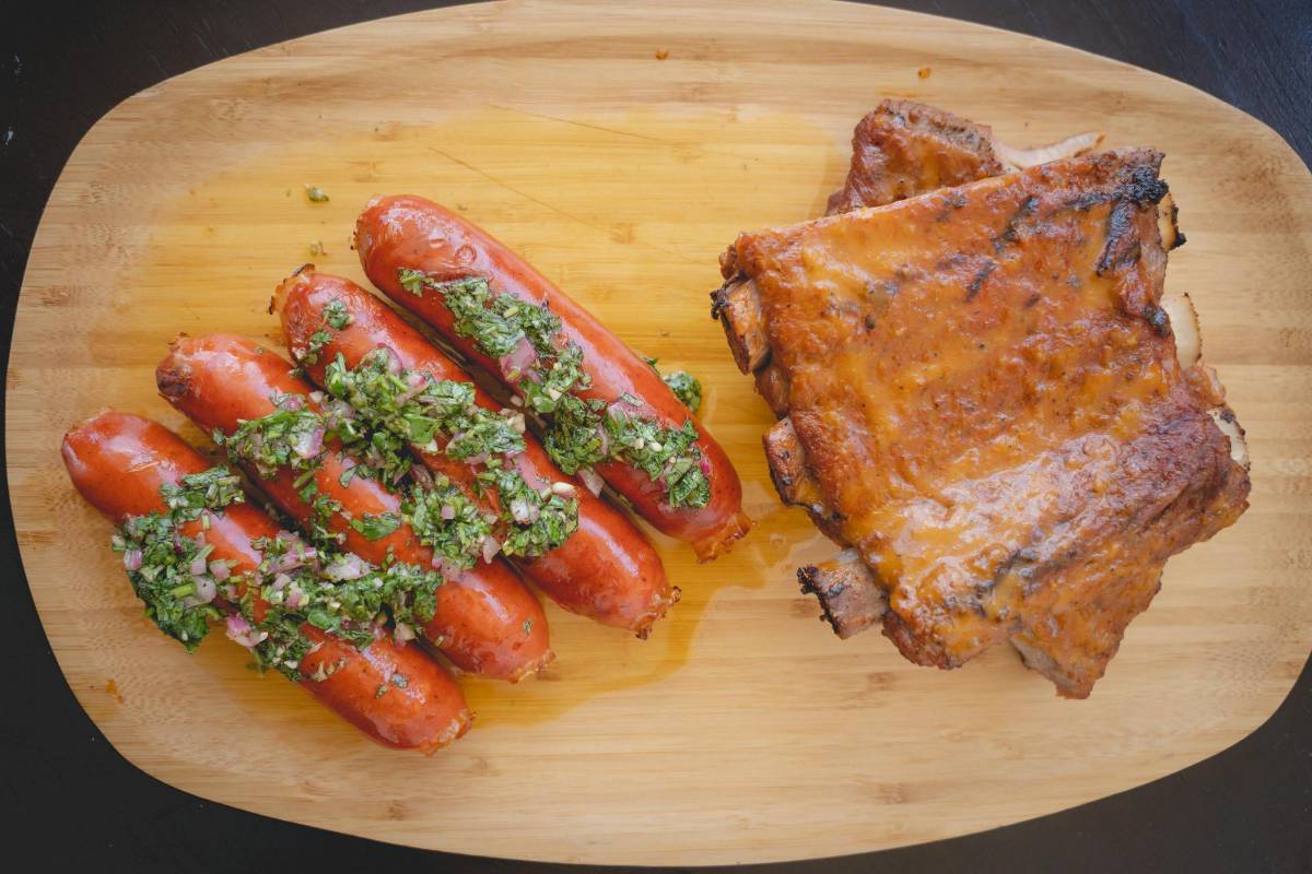 Costillas: tiempo de preparación: 2 horas / Porciones: 4. Chorizos: Tiempo de preparación: 20 minutos / Porciones: 4