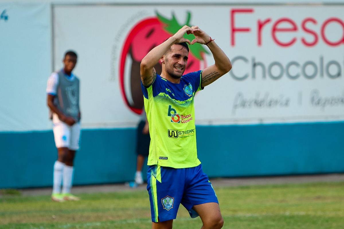Federico Sellecchia se destapó con un doblete para el Olancho FC ante Victoria.