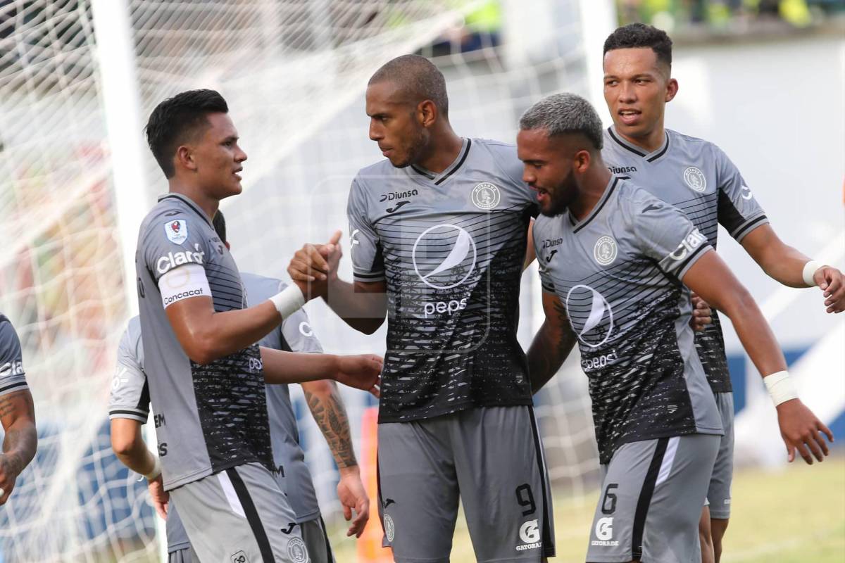 Eddie Hernández celebrando el gol del triunfo.