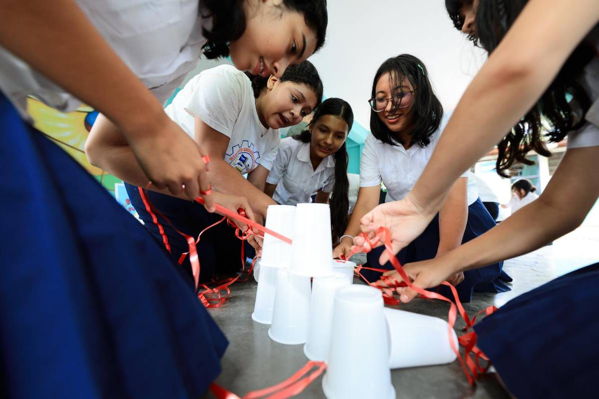 Con entusiasmo reciben visita de Mente Sana en el instituto José Castro López
