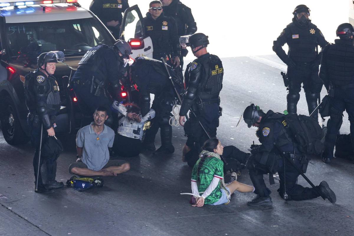 Cientos salen a la calle en Texas para apoyar las protestas de Los Ángeles