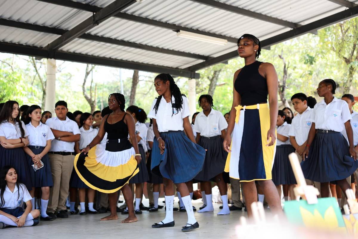 Estudiantes del JTR exhiben su talento en  galería de arte