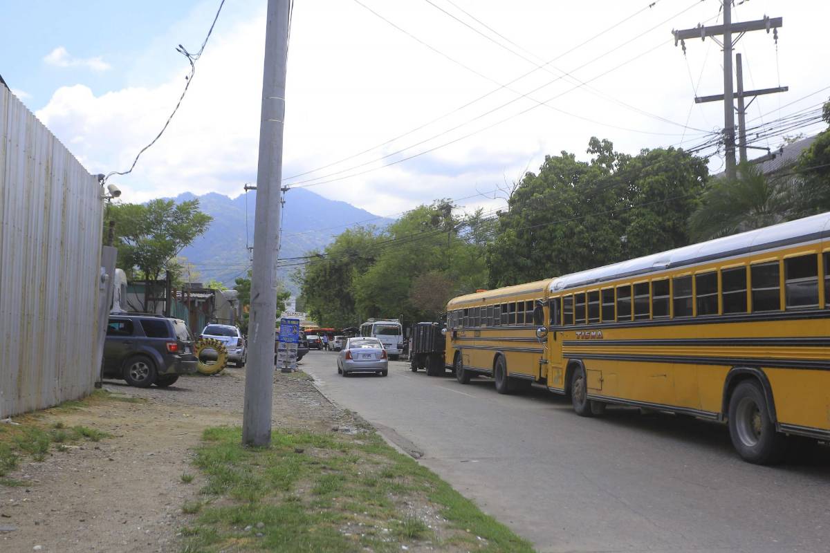 Alcaldía de SPS constata desorden por buses parqueados en calles y avenidas