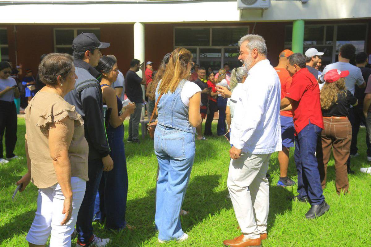 Sampedranos reciben con alegría a Roberto Contreras en los centros de votación