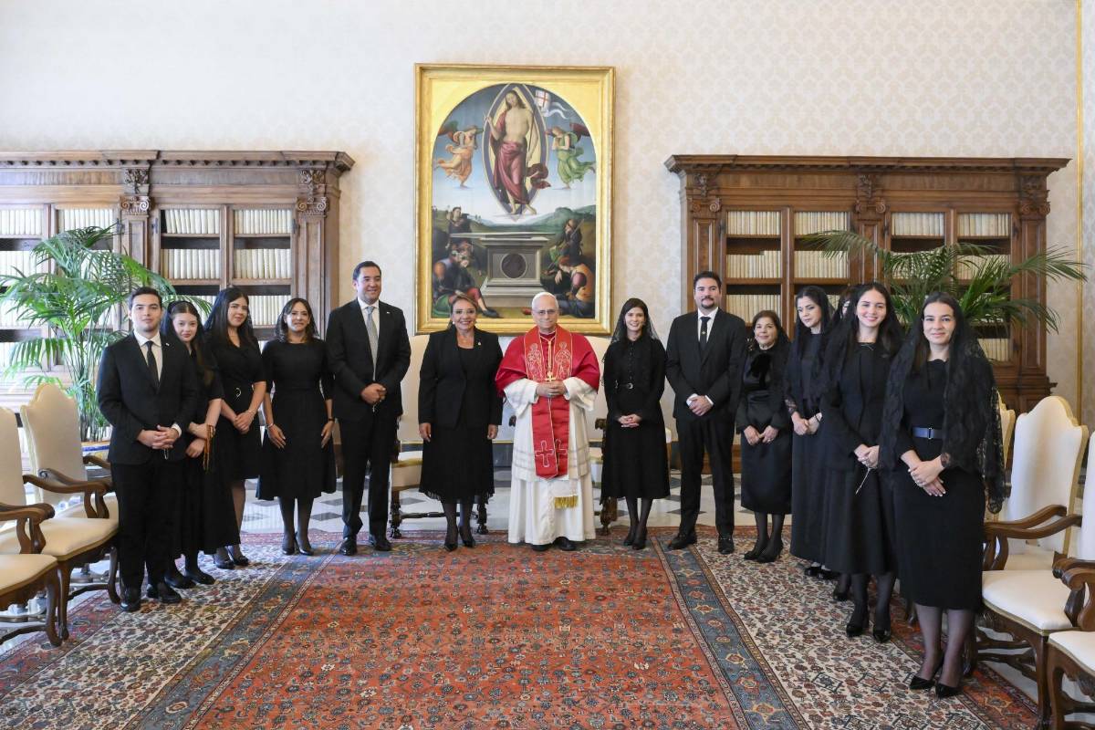 ¿Quiénes acompañaron a Xiomara Castro en su visita al papa León XIV?