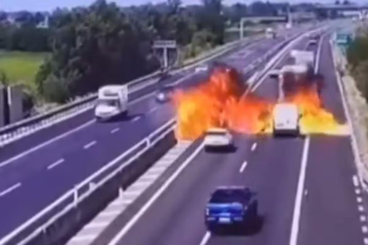 Avioneta se estrella sobre una autopista en Italia y estalla en llamas
