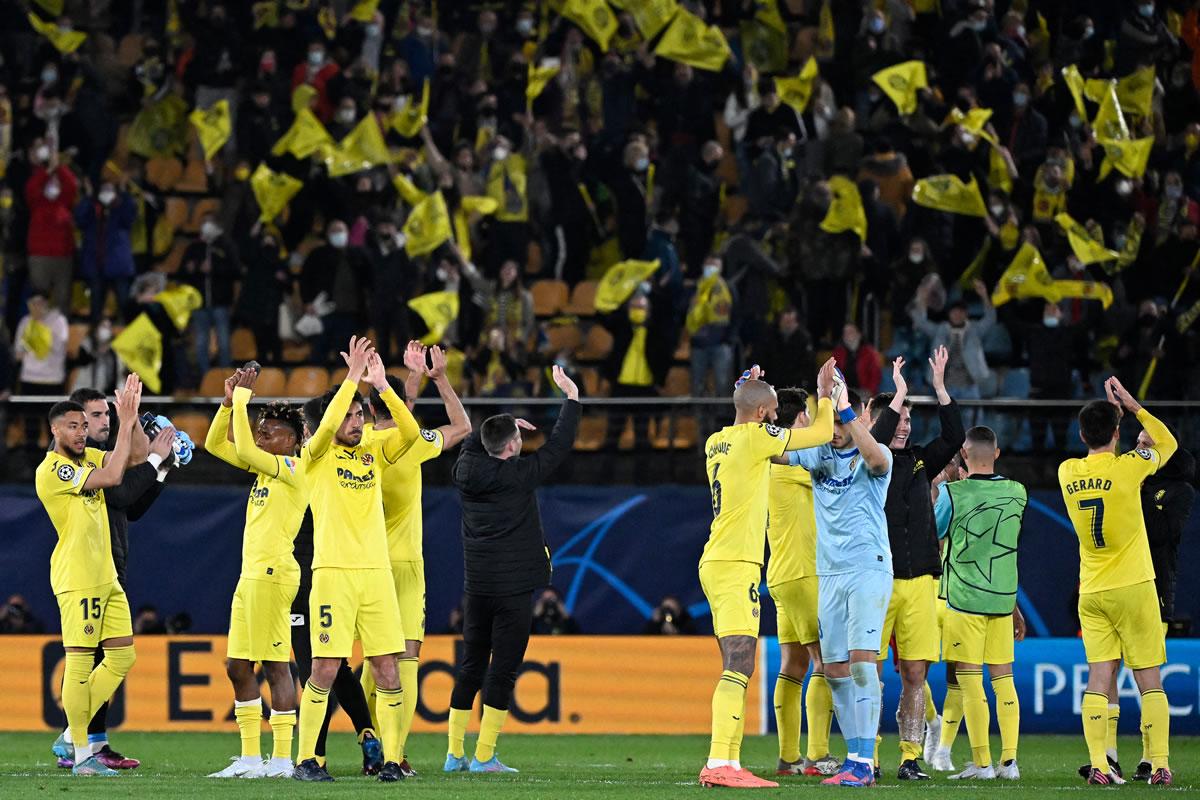 Los jugadores del Villarreal aplauden el apoyo de sus aficionados tras ganar al Bayern en el estadio de La Cerámica.