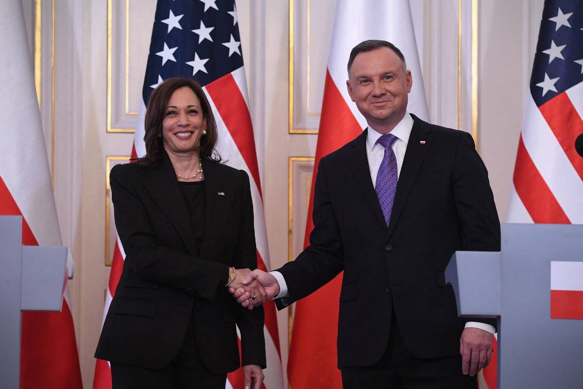 Kamala Harris junto al presidente de Polonia, Andrzej Duda, tras anunciar la ayuda militar estadounidense ese país.