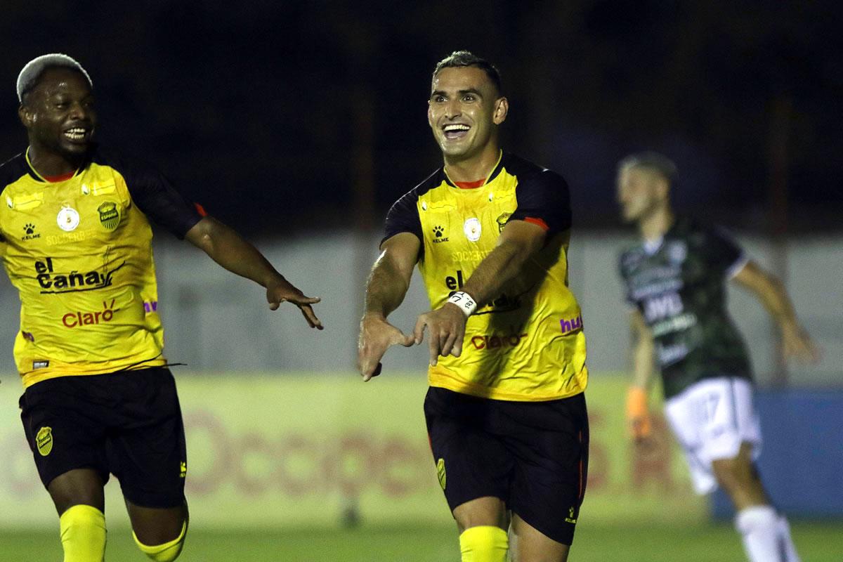 Omar Rosas festeja su tanto de penal en el clásico sampedrano.