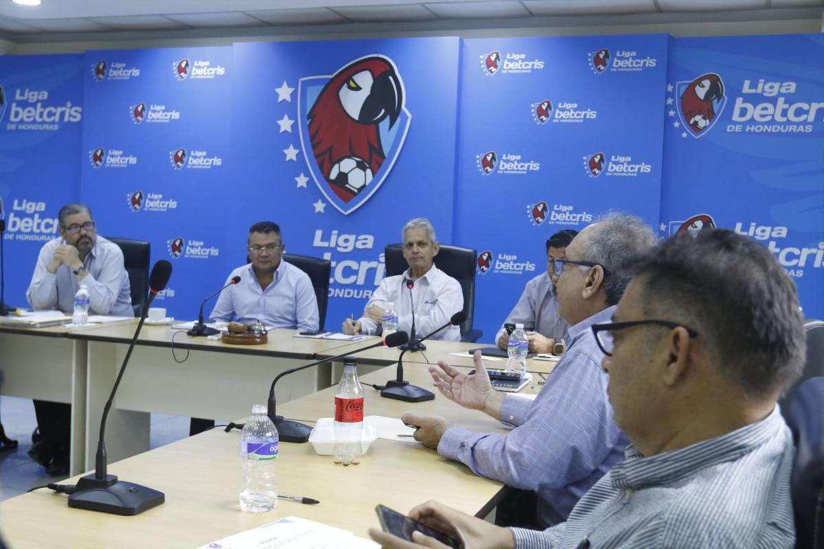 Reinaldo Rueda se reunió con directivos del fútbol hondureño en las oficinas de la Liga Nacional.