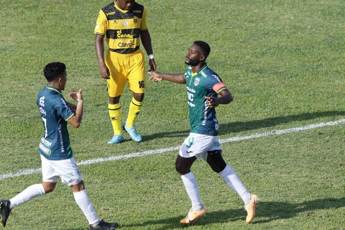 Clayvin Zúniga celebrando su golazo en el clásico sampedrano.