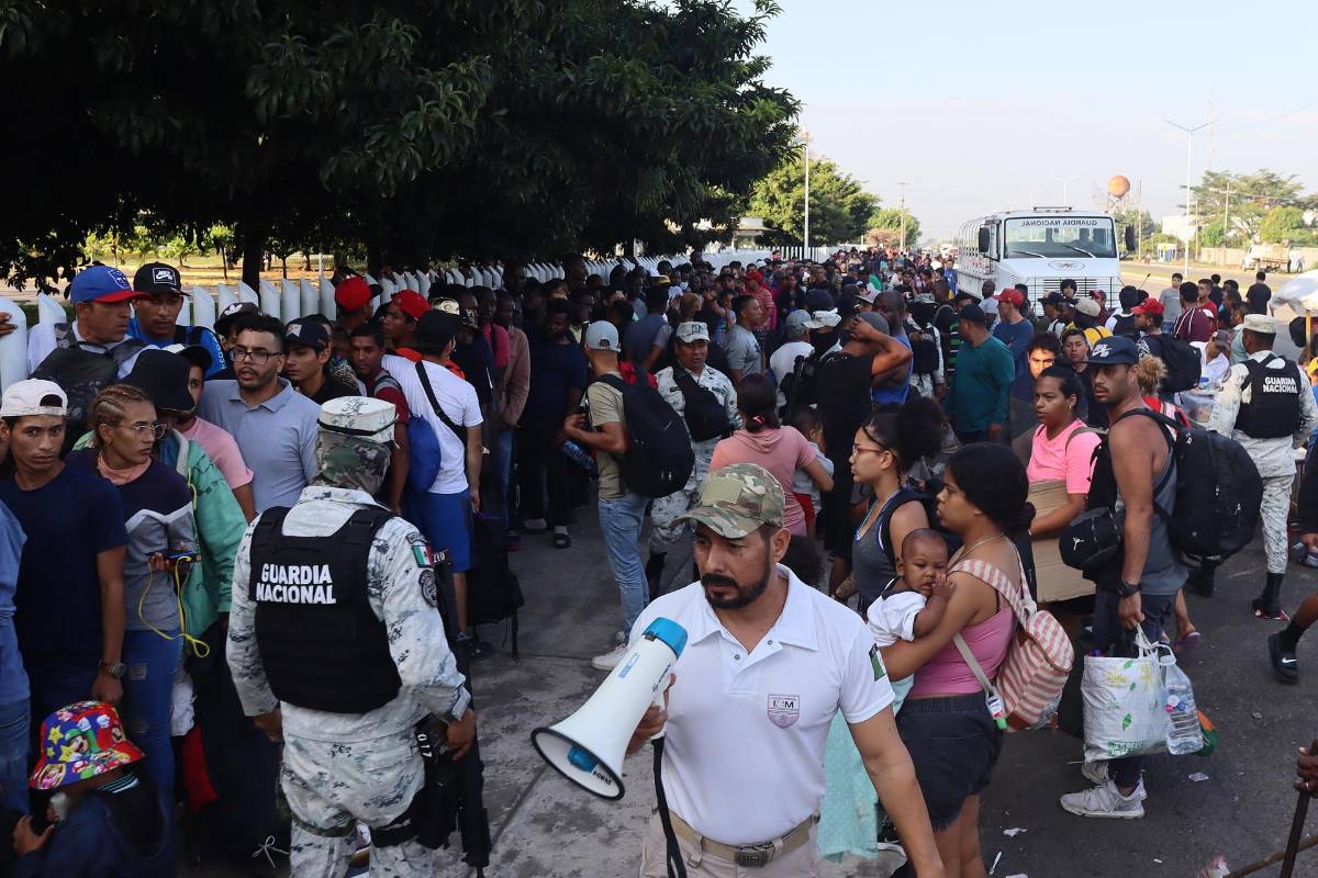 Migrantes se enfrentan para recibir atención en México