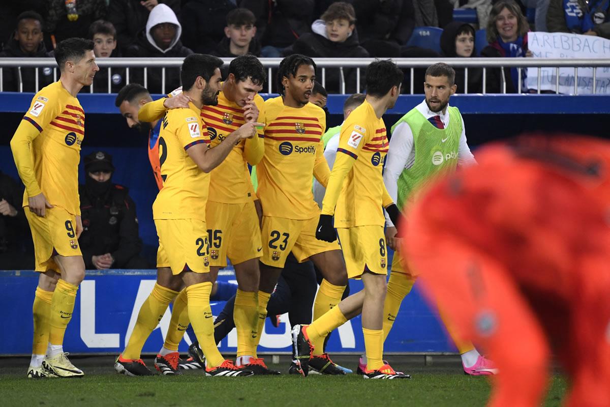 Jugadores del Barcelona celebrando el golazo de Gündogan.