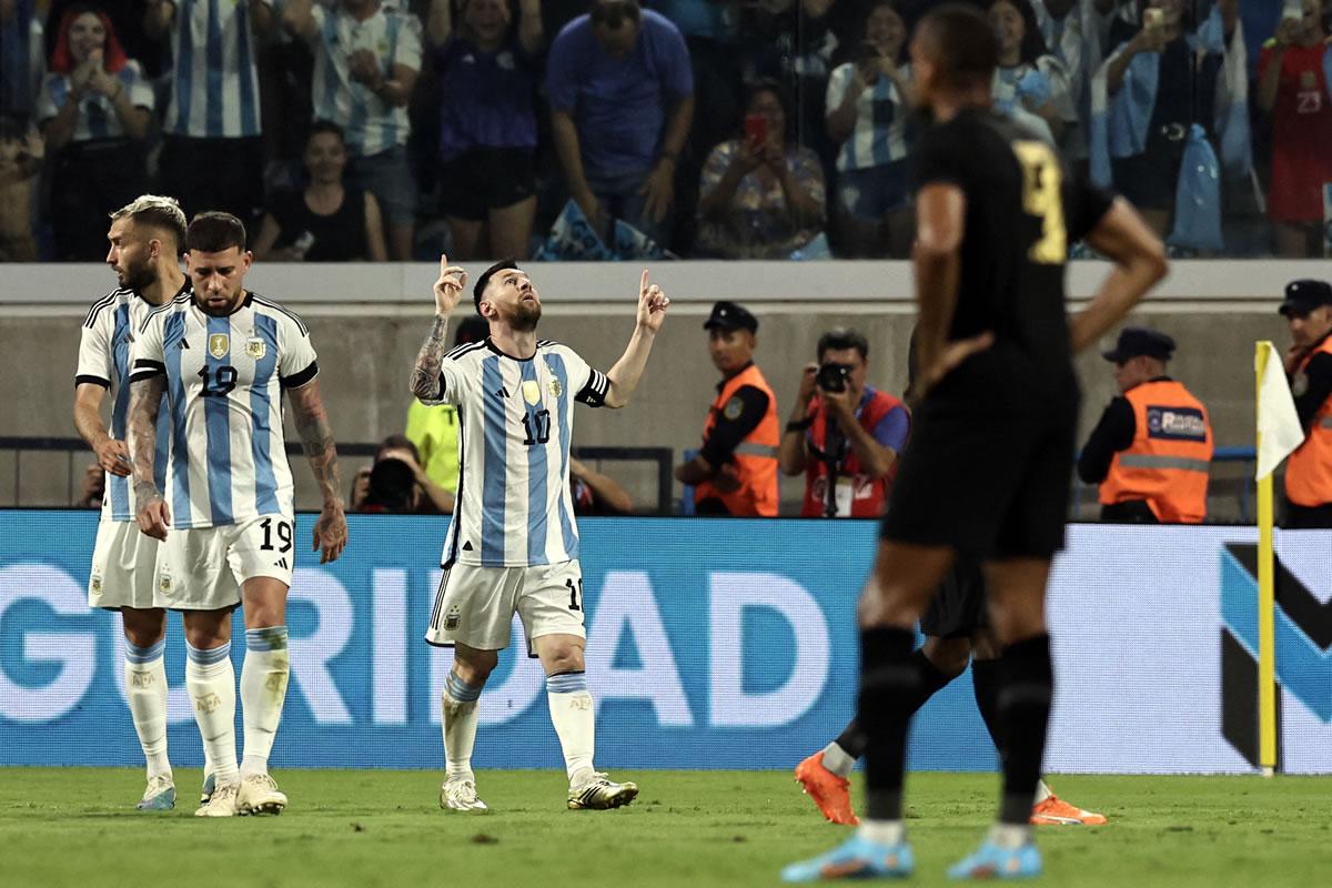 Lionel Messi festejando su primer gol del partido contra Curazao.