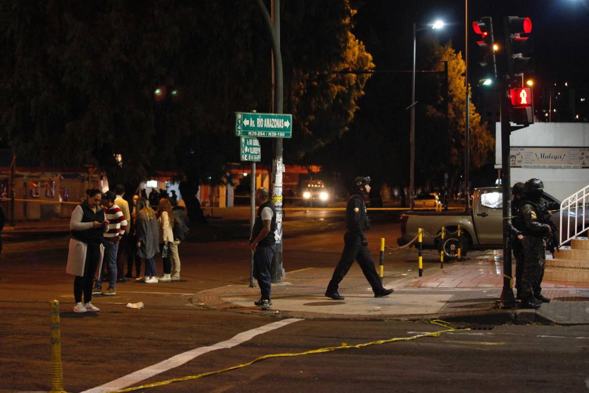 Escena del crimen donde fue asesinado el candidato presidencial ecuatoriano, Fernando Valdivieso.