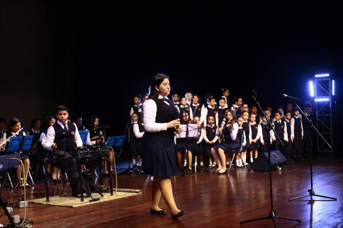 Esta jovencita deleitó al público con su potente y hermosa voz.