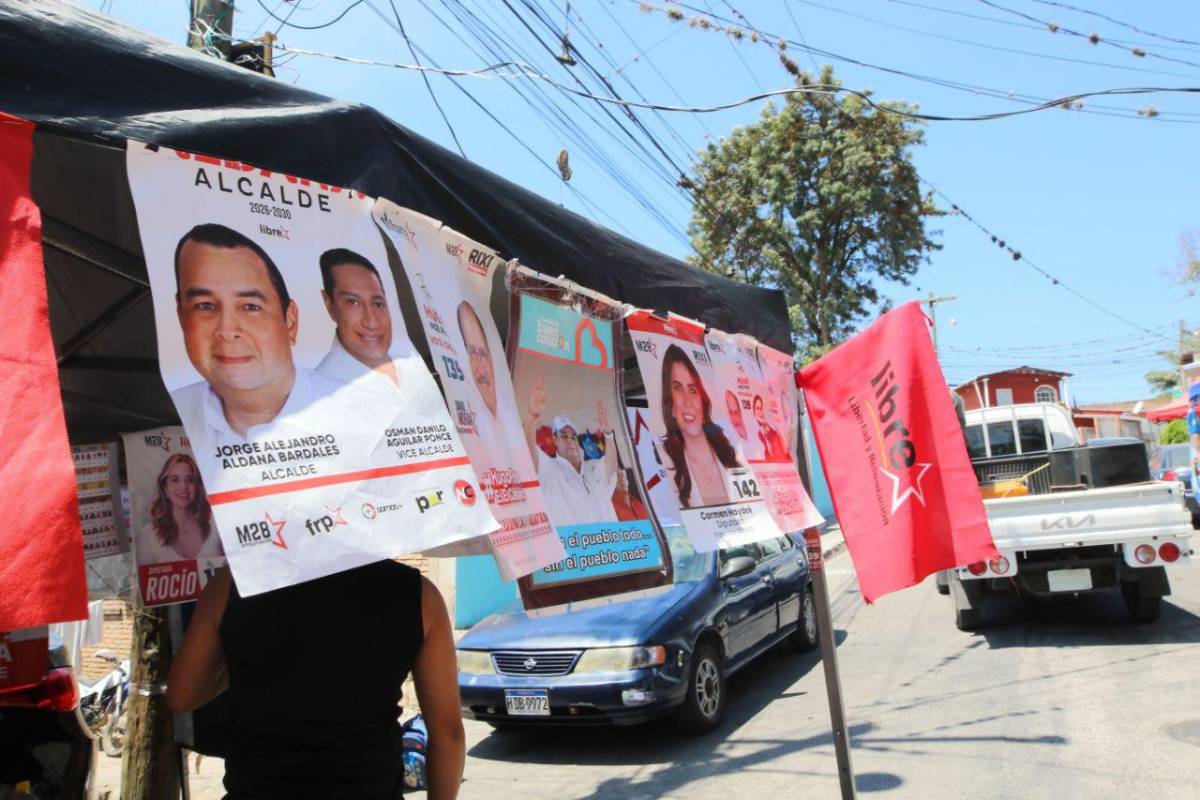 Reinstalan carpas con propaganda previo a elecciones en Tegucigalpa