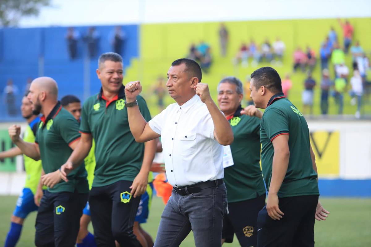 El profesor José Humberto Rivera celebrando con el resto de su cuerpo técnico la clasificación histórica a la final.