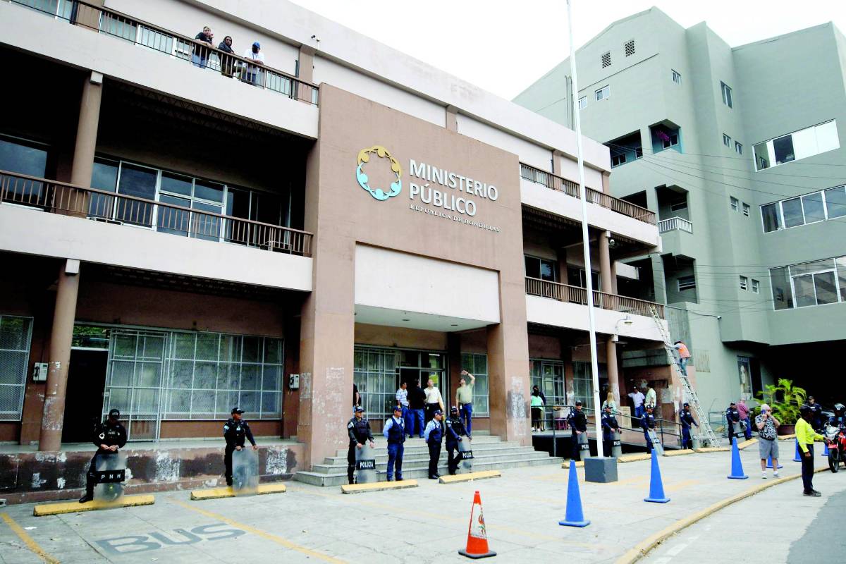 Libre reconoce al director de fiscales al frente del MP