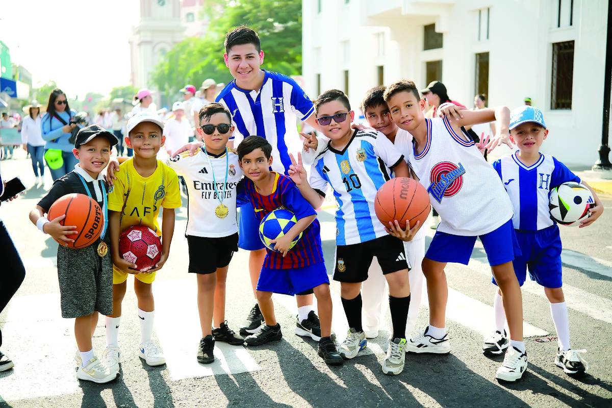 Niños cautivaron a sampedranos en el inicio de los desfiles patrios