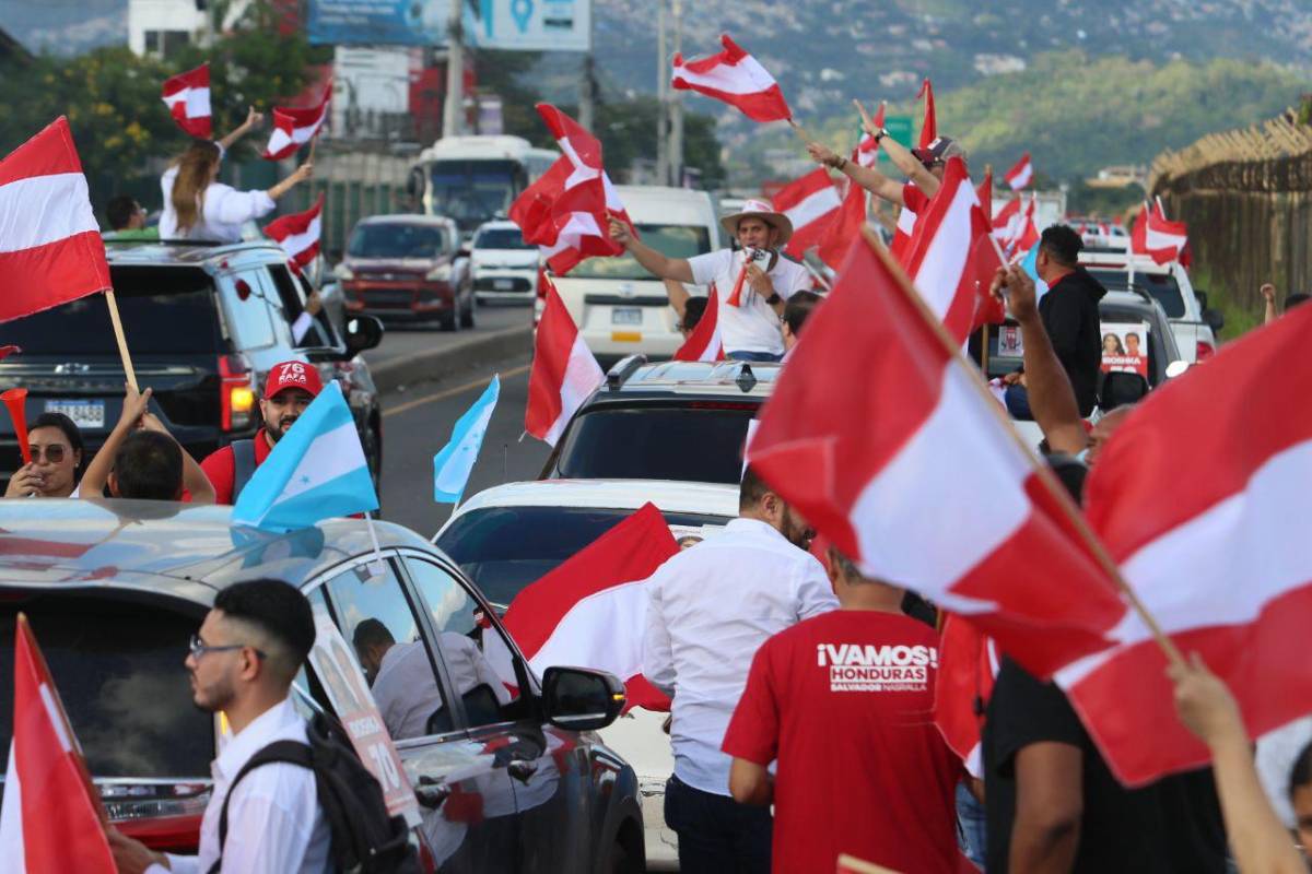 Salvador Nasralla recorre Tegucigalpa en su lujoso Cybertruck