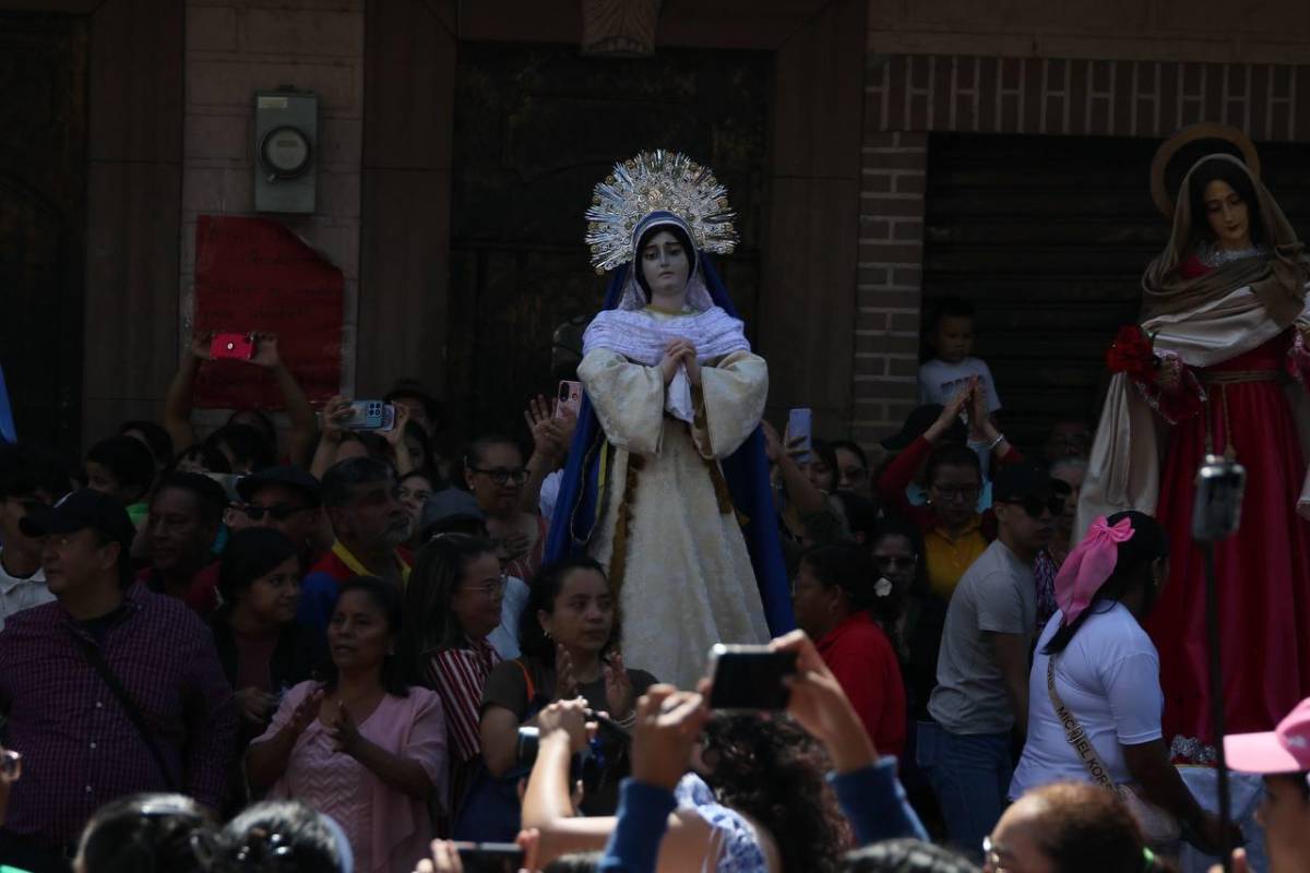 ¡Jesús resucitó!”, grita con alegría la feligresía católica en Comayagüela