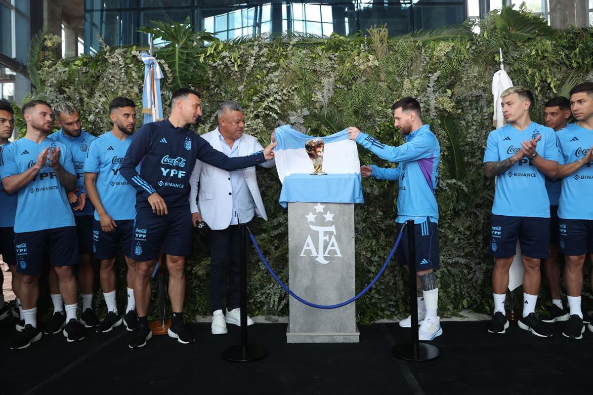 Lionel Messi y el plantel de la selección argentina estuvo presente en el acto en el Complejo Habitacional de Ezeiza.