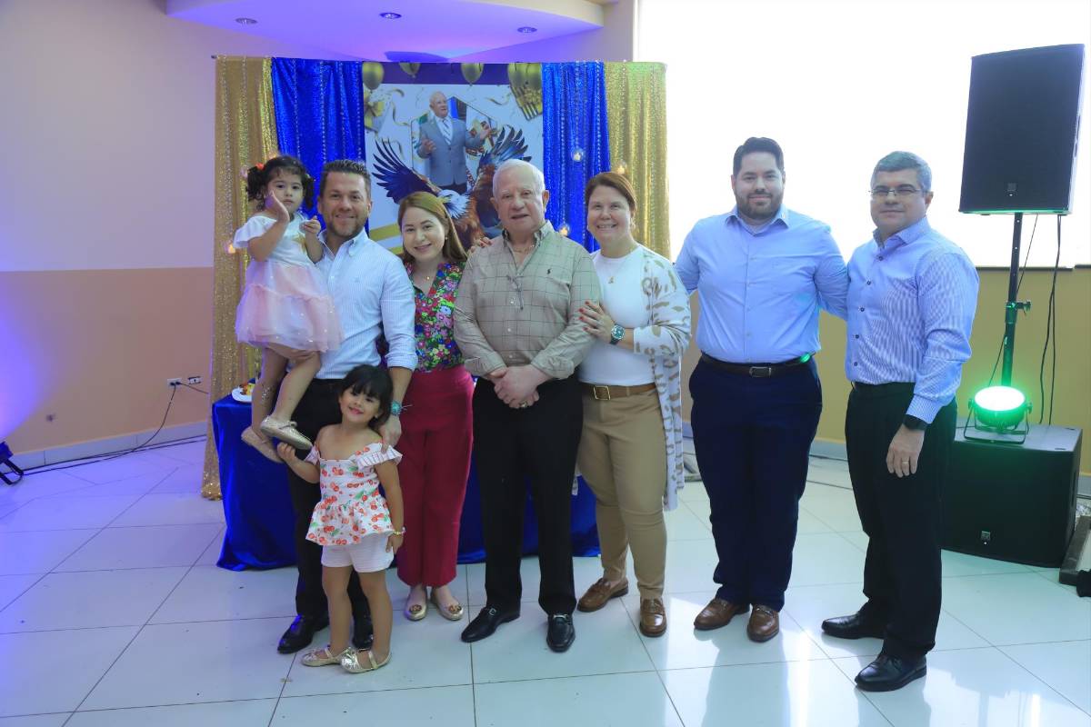 Festejo por un año más de vida de don Roger Valladares