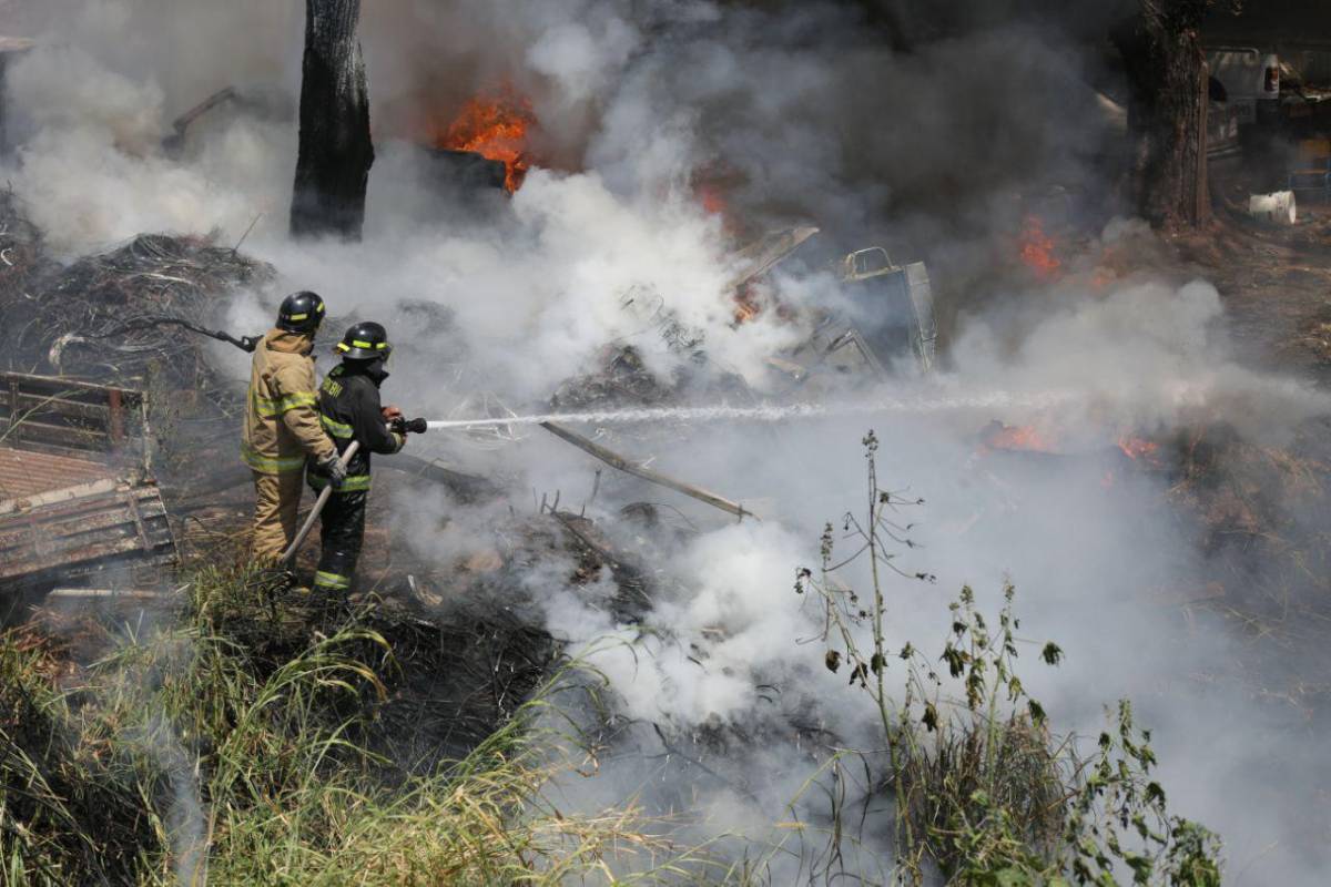 Más de 40 carros decomisados son consumidos por incendio en Tegucigalpa
