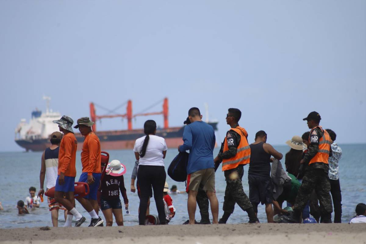 Cientos de hondureños disfrutan del Sol y la arena en las playas de Puerto Cortés