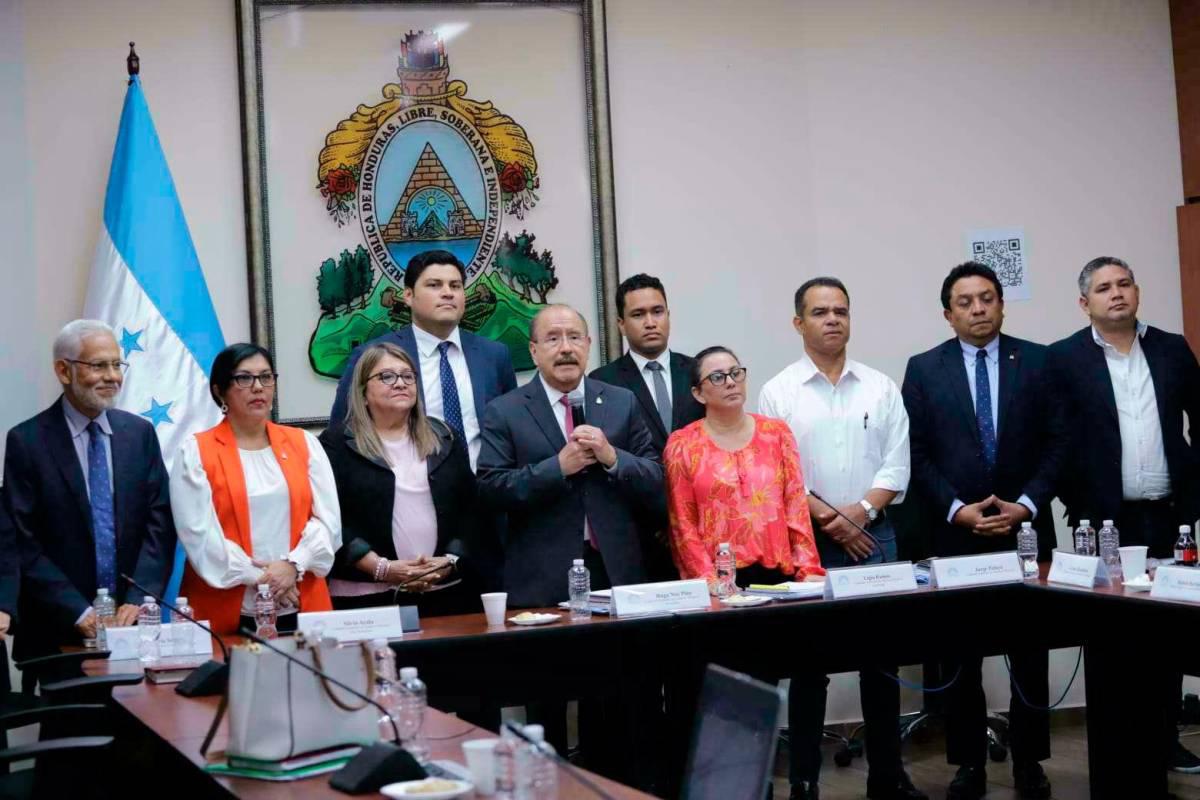 Jorge Zelaya integra comisión legislativa que socializa con diversos sectores la Ley de Justicia Tributaria.