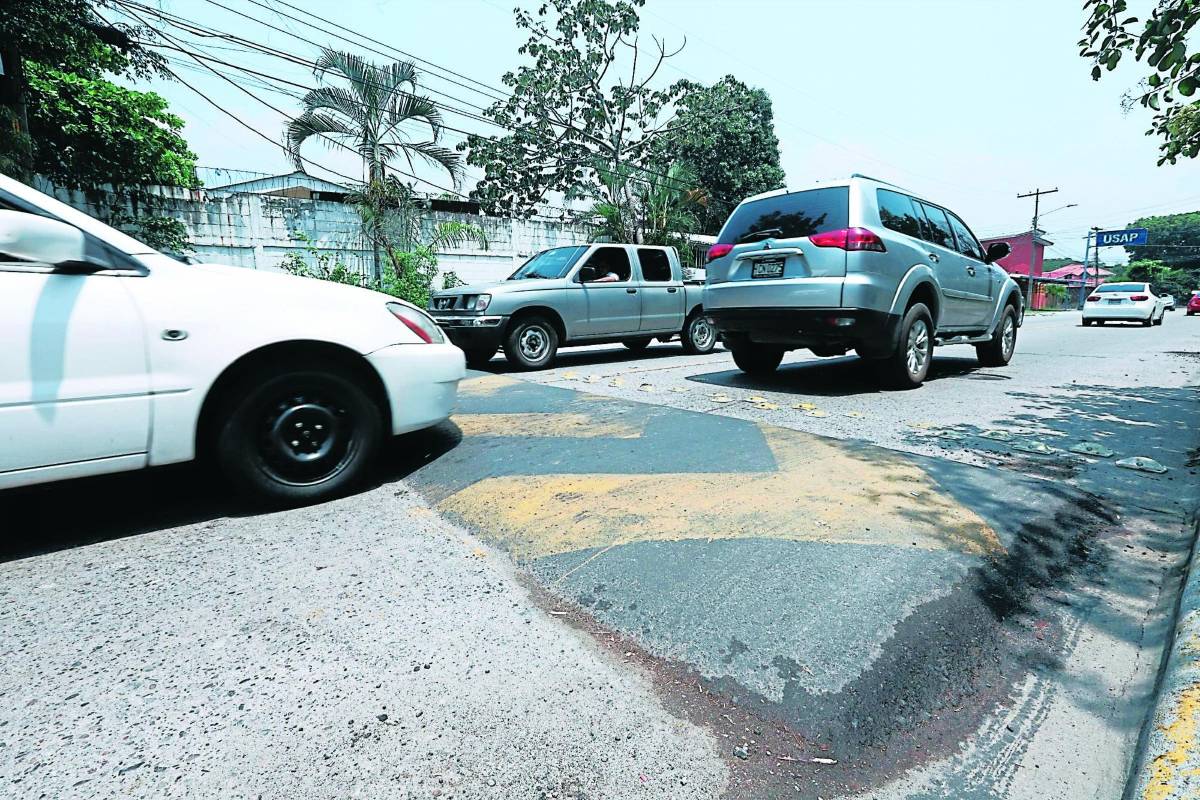 Conductores denuncian túmulos dañan los carros turismo