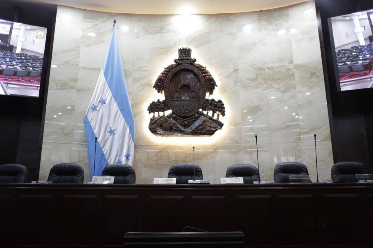Congreso Nacional regresa el color azul marino a la Bandera Nacional