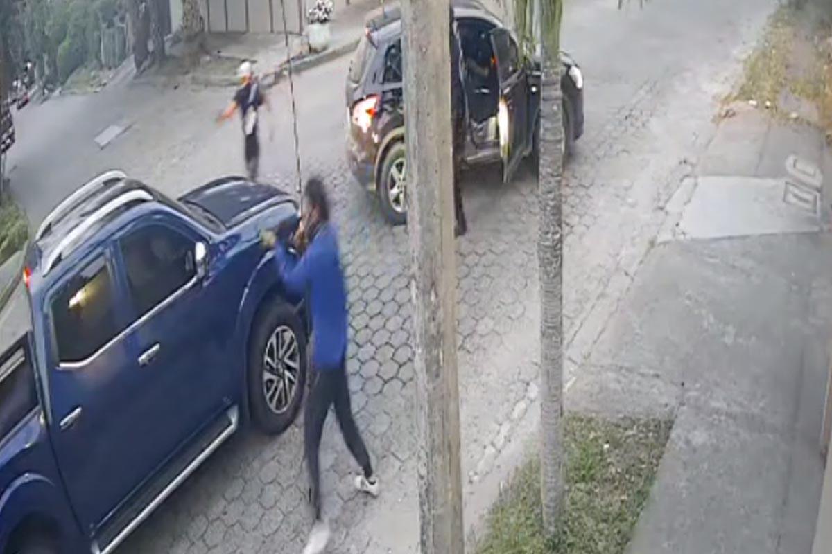 Momento en que interceptan a la mujer que conducía el pick-up.