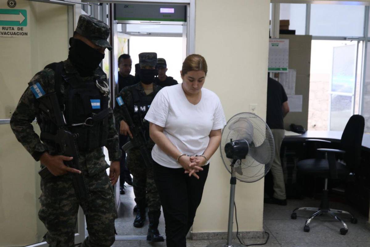 Con gritos eufóricos llega el diputado Nelson Márquez a su audiencia inicial