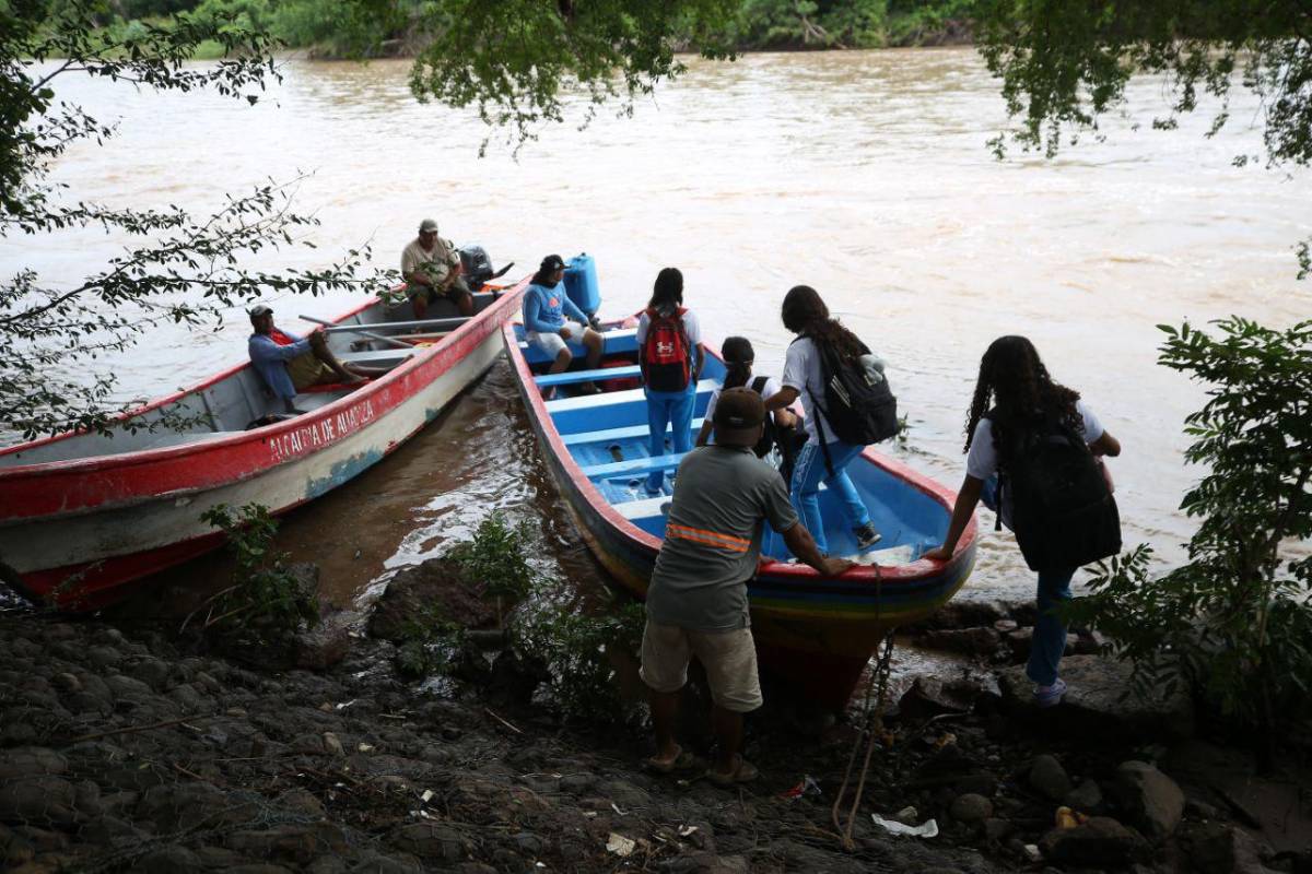 Miles de familias incomunicadas por lluvias del huracán Erick categoría 3
