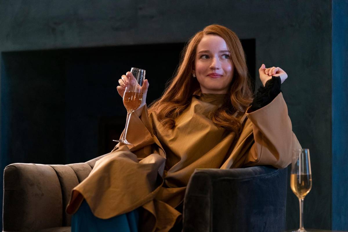 Julia Garner interpreta a Anna Delvey la serie “Inventing Anna”.