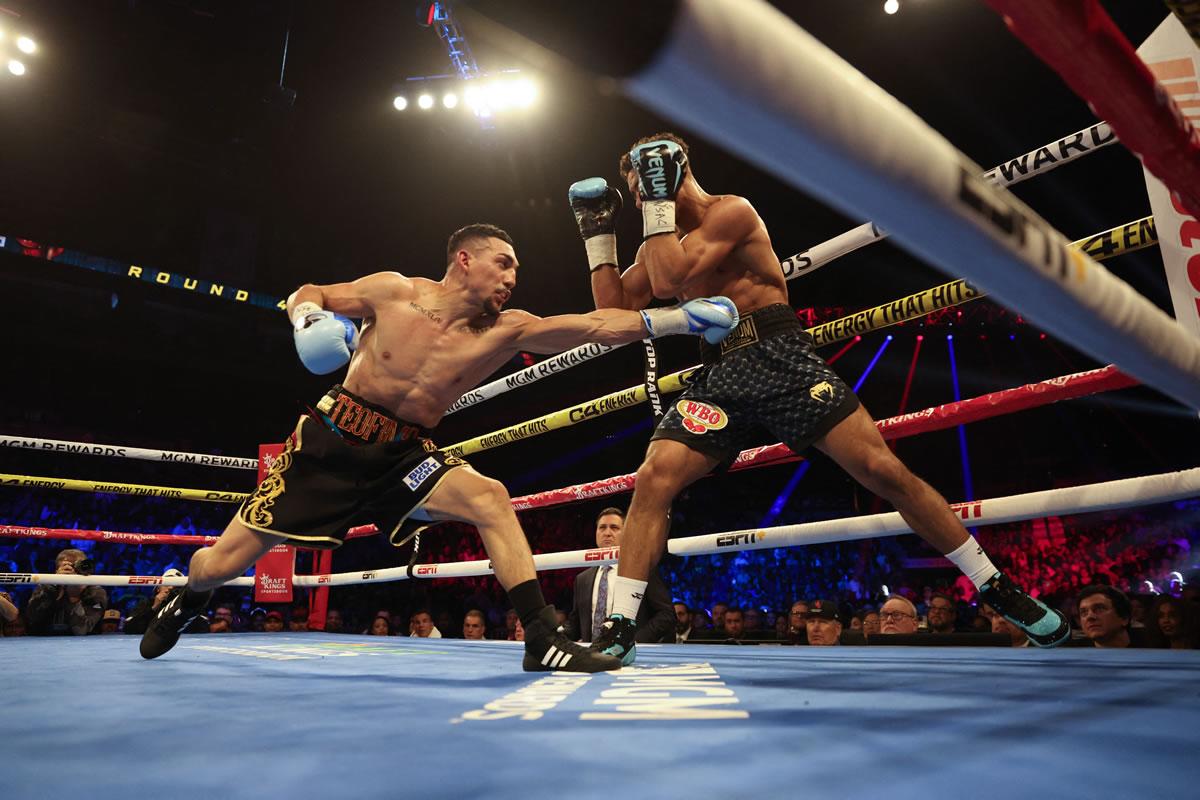 Jamaine Ortiz corrió por todo el ring para evitar los golpes de Teófimo López.