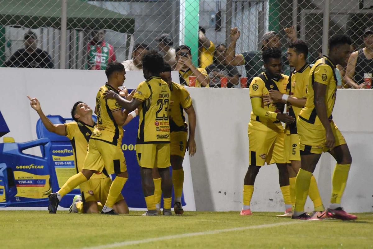 Roberto Moreira marcó el gol del empate del Génesis contra el Marathón.