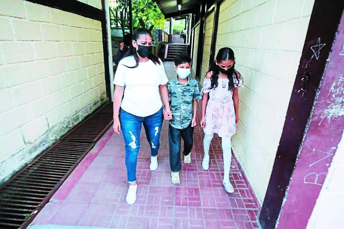 Dania Gómez (42 años) y sus hijos llegan todos los días a las 6:00 pm al instituto Germania.